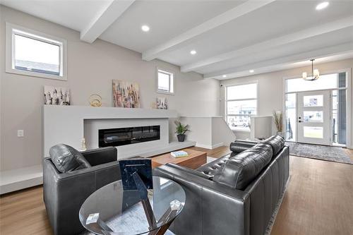 111 Oshanski Pl, West St Paul, MB - Indoor Photo Showing Living Room With Fireplace