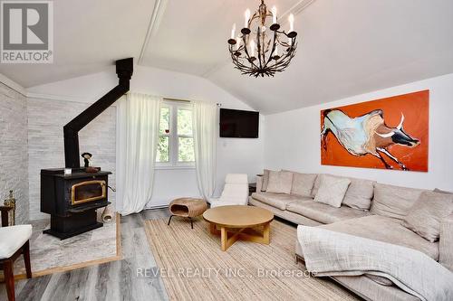 39 Domar Road, Tiny, ON - Indoor Photo Showing Living Room