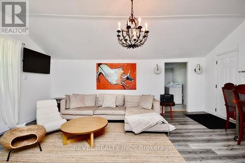 39 Domar Road, Tiny, ON - Indoor Photo Showing Living Room