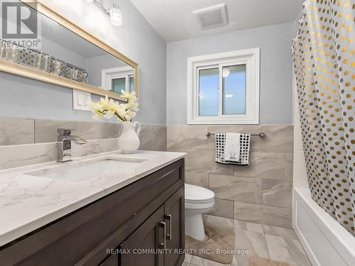 1397 Charles Drive, Burlington, ON - Indoor Photo Showing Bathroom