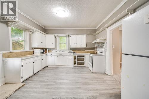 211 Cameron, Windsor, ON - Indoor Photo Showing Kitchen
