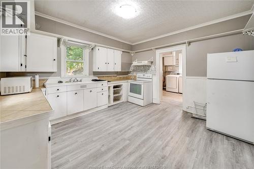211 Cameron, Windsor, ON - Indoor Photo Showing Kitchen
