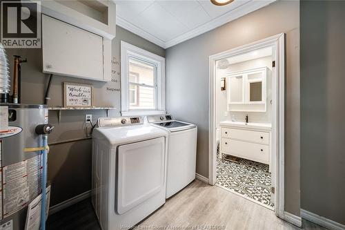 211 Cameron, Windsor, ON - Indoor Photo Showing Laundry Room