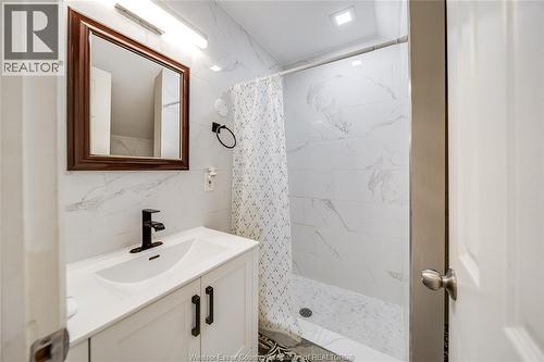 211 Cameron, Windsor, ON - Indoor Photo Showing Bathroom