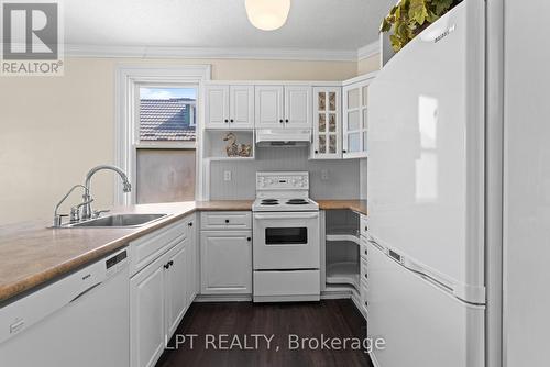 52 Parkside Drive E, Barrie, ON - Indoor Photo Showing Kitchen