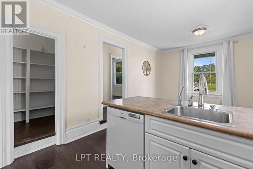52 Parkside Drive E, Barrie, ON - Indoor Photo Showing Kitchen