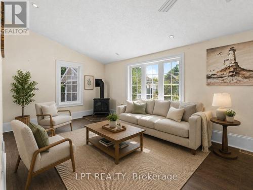 52 Parkside Drive E, Barrie, ON - Indoor Photo Showing Living Room