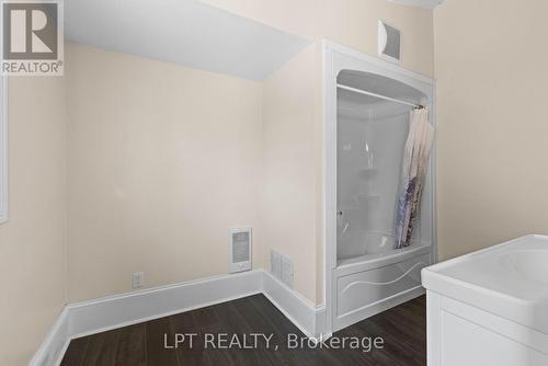 52 Parkside Drive E, Barrie, ON - Indoor Photo Showing Bathroom