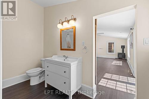 52 Parkside Drive E, Barrie, ON - Indoor Photo Showing Bathroom
