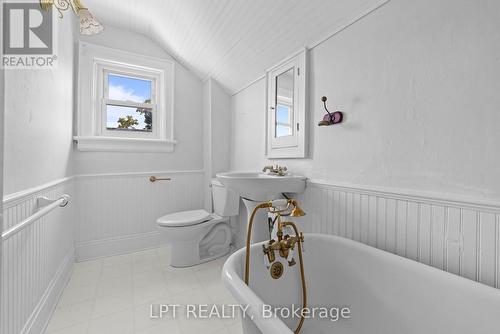 52 Parkside Drive E, Barrie, ON - Indoor