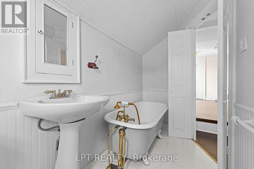 52 Parkside Drive E, Barrie, ON - Indoor Photo Showing Bathroom