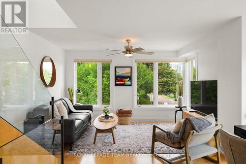 445 Edison Avenue, Ottawa, ON - Indoor Photo Showing Living Room