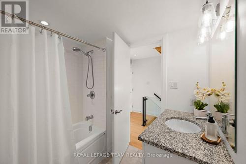 445 Edison Avenue, Ottawa, ON - Indoor Photo Showing Bathroom