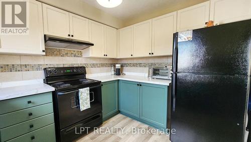17 Silver Maple Crescent, Barrie, ON - Indoor Photo Showing Kitchen