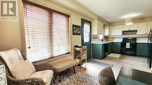 17 Silver Maple Crescent, Barrie, ON - Indoor Photo Showing Kitchen