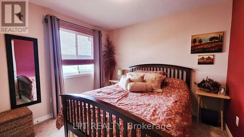 17 Silver Maple Crescent, Barrie, ON - Indoor Photo Showing Bedroom