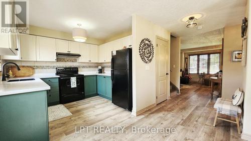 17 Silver Maple Crescent, Barrie, ON - Indoor Photo Showing Kitchen