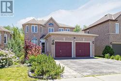 127 HUMBERLAND DRIVE Richmond Hill, ON L4E 3Y7