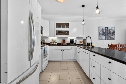 Kitchen - 202-4195 Ch. Du Souvenir, Laval (Chomedey), QC - Indoor Photo Showing Kitchen With Upgraded Kitchen