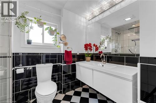 266 London Street S, Hamilton, ON - Indoor Photo Showing Bathroom