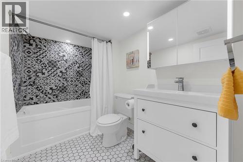 266 London Street S, Hamilton, ON - Indoor Photo Showing Bathroom