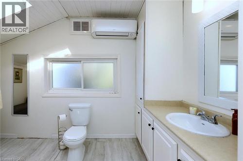1 John Avenue, Paris, ON - Indoor Photo Showing Bathroom