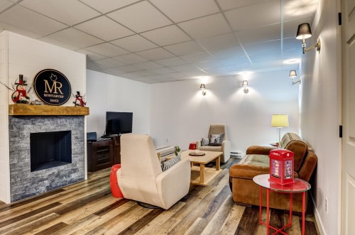 Salle familiale - 32 Rue Mountainview, Stanstead - Ville, QC - Indoor With Fireplace