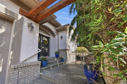 211 Saturna Dr, Qualicum Beach, BC 