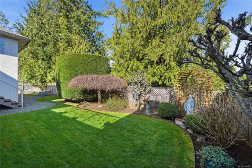 211 Saturna Dr, Qualicum Beach, BC 