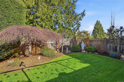 211 Saturna Dr, Qualicum Beach, BC 