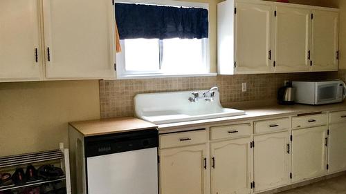 845 Wallinger Avenue, Kimberley, BC - Indoor Photo Showing Kitchen