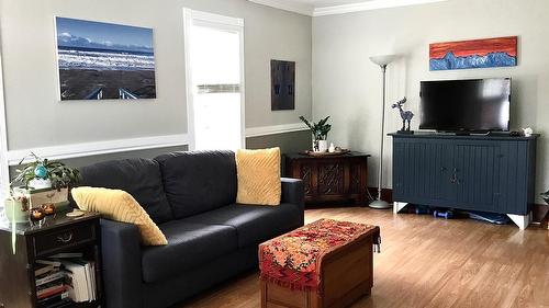 845 Wallinger Avenue, Kimberley, BC - Indoor Photo Showing Living Room