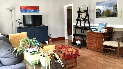 845 Wallinger Avenue, Kimberley, BC - Indoor Photo Showing Living Room