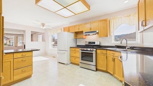 76-1401 Willowbrook Drive, Cranbrook, BC - Indoor Photo Showing Kitchen With Double Sink
