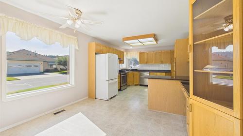 76-1401 Willowbrook Drive, Cranbrook, BC - Indoor Photo Showing Kitchen