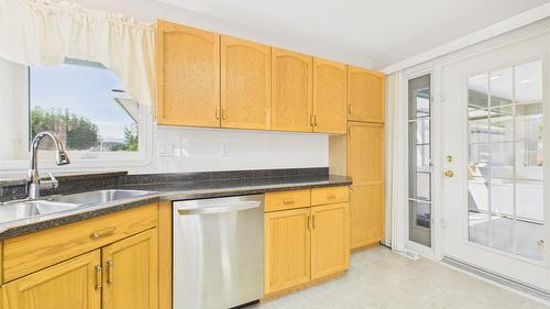 76-1401 Willowbrook Drive, Cranbrook, BC - Indoor Photo Showing Kitchen With Double Sink