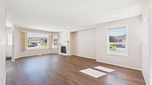 76-1401 Willowbrook Drive, Cranbrook, BC - Indoor Photo Showing Living Room With Fireplace