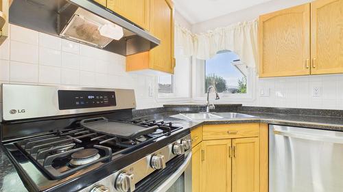 76-1401 Willowbrook Drive, Cranbrook, BC - Indoor Photo Showing Kitchen With Double Sink