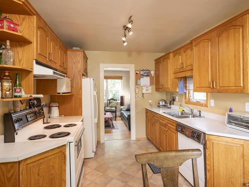 531 Empire Ave., Thunder Bay, ON - Indoor Photo Showing Kitchen With Double Sink