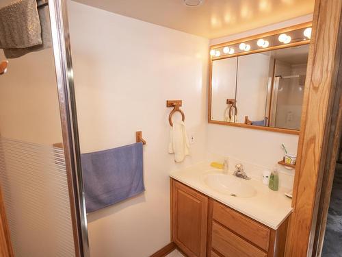 531 Empire Ave., Thunder Bay, ON - Indoor Photo Showing Bathroom