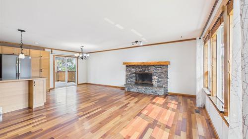 221 27Th Avenue, Cranbrook, BC - Indoor Photo Showing Living Room With Fireplace