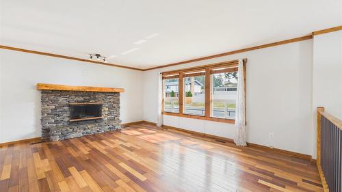 221 27Th Avenue, Cranbrook, BC - Indoor Photo Showing Living Room With Fireplace