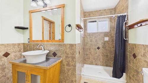 221 27Th Avenue, Cranbrook, BC - Indoor Photo Showing Bathroom