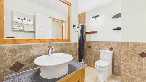 221 27Th Avenue, Cranbrook, BC - Indoor Photo Showing Bathroom