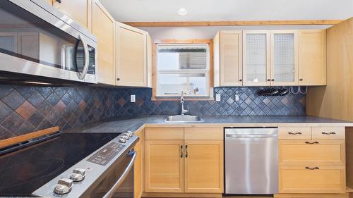 221 27Th Avenue, Cranbrook, BC - Indoor Photo Showing Kitchen