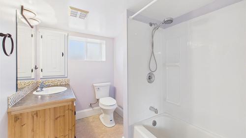221 27Th Avenue, Cranbrook, BC - Indoor Photo Showing Bathroom