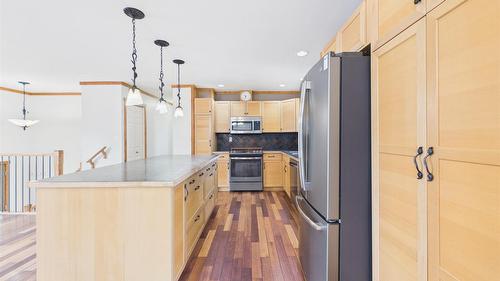 221 27Th Avenue, Cranbrook, BC - Indoor Photo Showing Kitchen