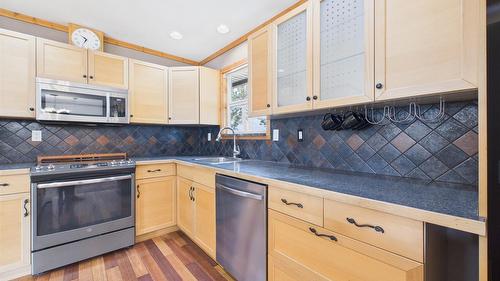 221 27Th Avenue, Cranbrook, BC - Indoor Photo Showing Kitchen With Double Sink