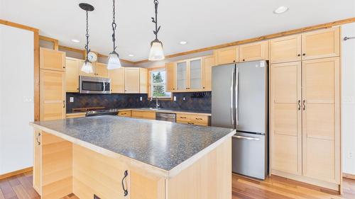 221 27Th Avenue, Cranbrook, BC - Indoor Photo Showing Kitchen