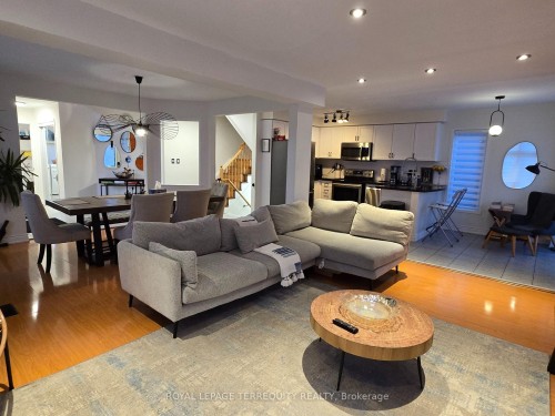 7155 Lowville Heights, Mississauga, ON - Indoor Photo Showing Living Room